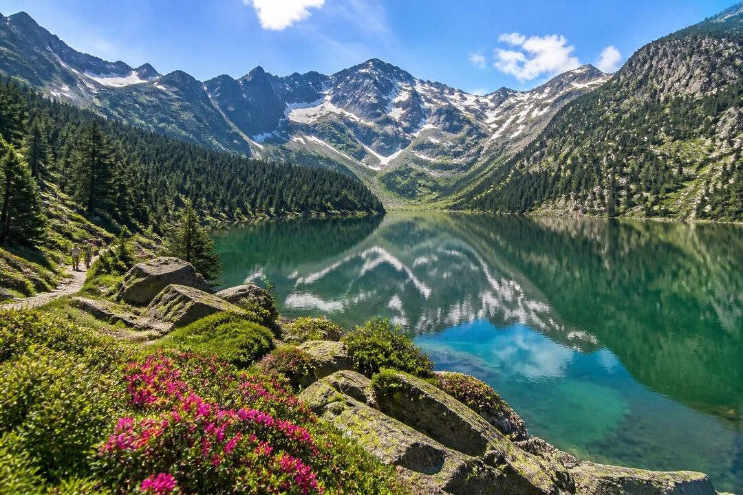 explorez le lac de gaube, un joyau naturel des pyrénées, idéal pour les amoureux de la nature et les randonneurs à la recherche de paysages époustouflants.