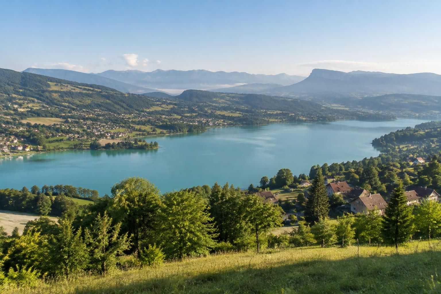 découvrez le lac de paladru : paysages naturels, activités nautiques et idées de balades, avec des conseils pratiques pour préparer votre visite.